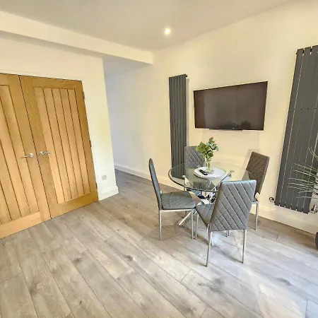 Spacious 4br House, London, Sleeps 9, Parking Available London