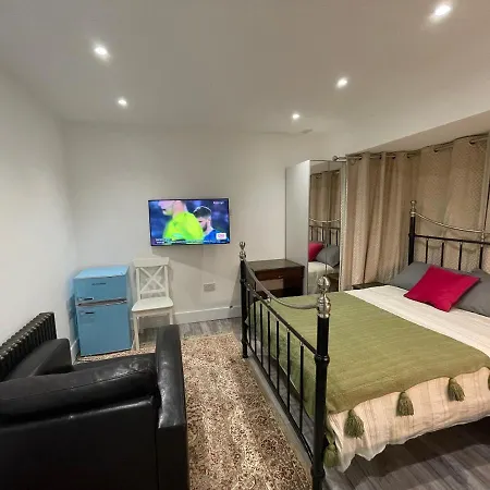 Luxury With En-suite Bathrooms - West London *