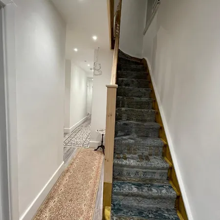 Luxury With En-suite Bathrooms - West London *