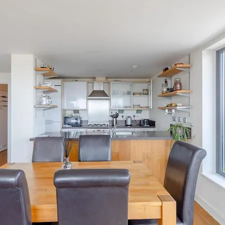 Lovely 2bd Flat With Balcony - Stoke Newington Apartment