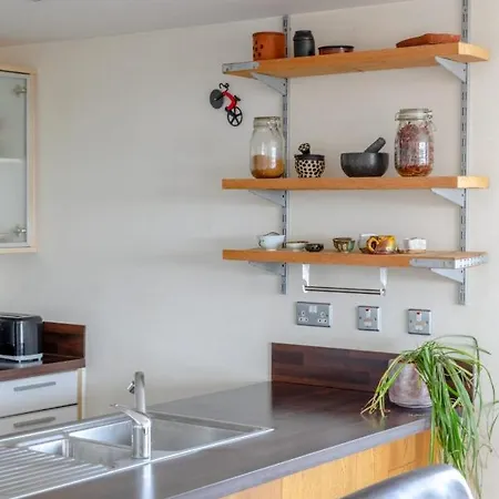 Lovely 2bd Flat With Balcony - Stoke Newington Apartment