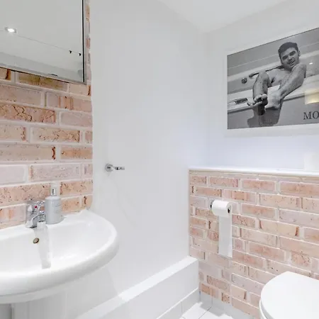 Lovely 2bd Flat With Balcony - Stoke Newington * London