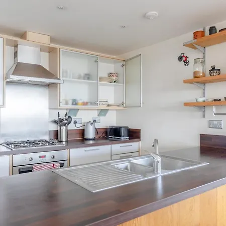Apartment Lovely 2bd Flat With Balcony - Stoke Newington *