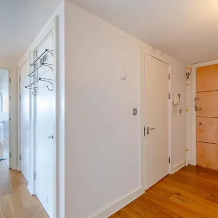 Lovely 2bd Flat With Balcony - Stoke Newington London