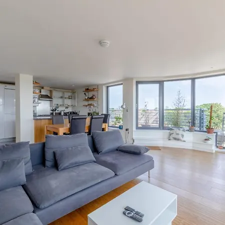Lovely 2bd Flat With Balcony - Stoke Newington * London