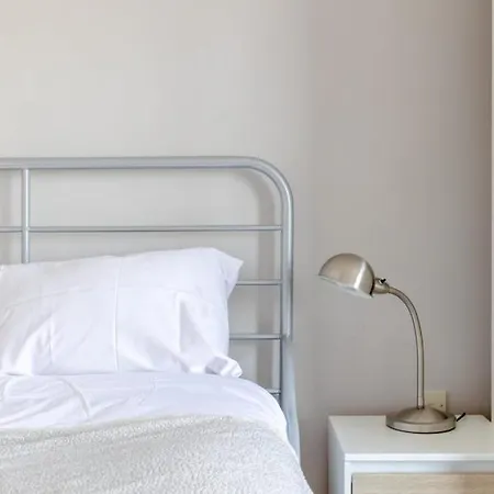 Lovely 2bd Flat With Balcony - Stoke Newington Apartment *