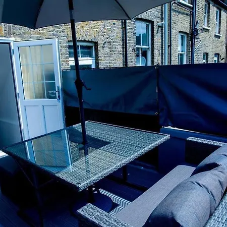 Airy, 3 Bedrooms, Ensuite , Flat