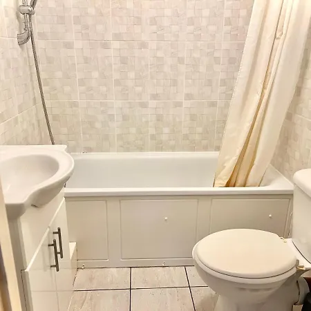 White Chapel Holiday 2 Bedroom London