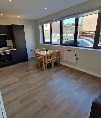 Dream Finchley 4 Min Walk To The Train Apartment