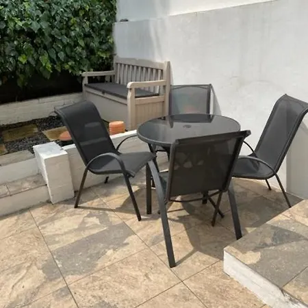 Joivy Cozy 1 Bed Flat With Garden In North Kensington