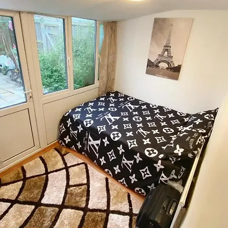 3 Bedroom Holiday home Pinner