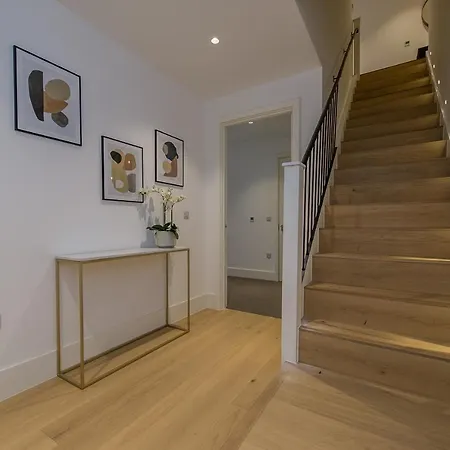 Apartment Stunning Building, Walking Distance To Broadway Tube! Ealing