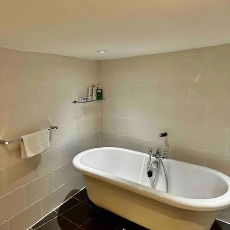 Chic Two Bed Flat In Fitzrovia *