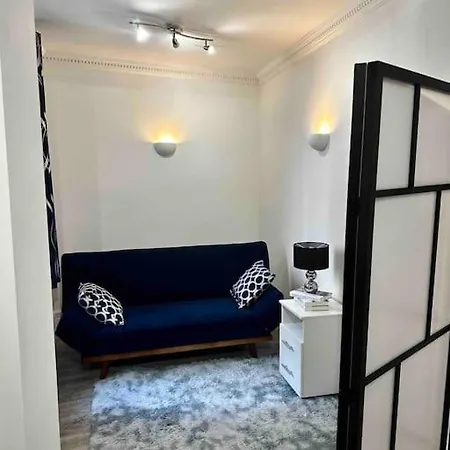 Chic Two Bed Flat In Fitzrovia London