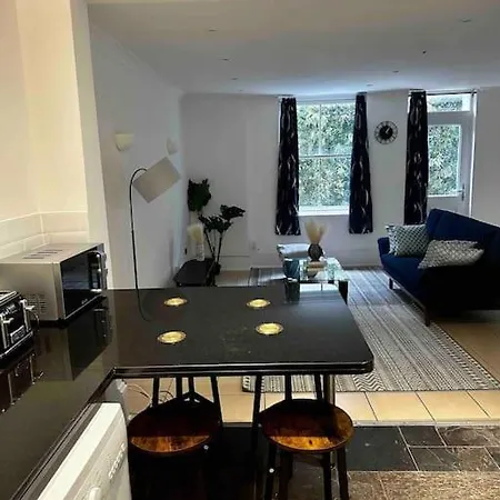 Chic Two Bed Flat In Fitzrovia Apartment London