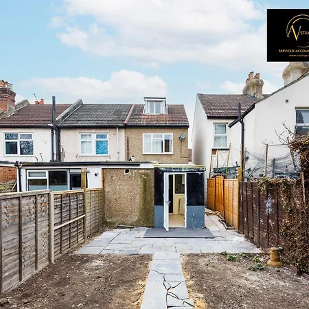 2 Bedroom House By Av Stays Short Lets Croydon With Free Wi-fi Holiday home *
