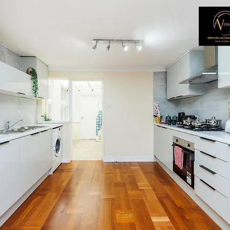 2 Bedroom House By Av Stays Short Lets Croydon With Free Wi-fi * Londen
