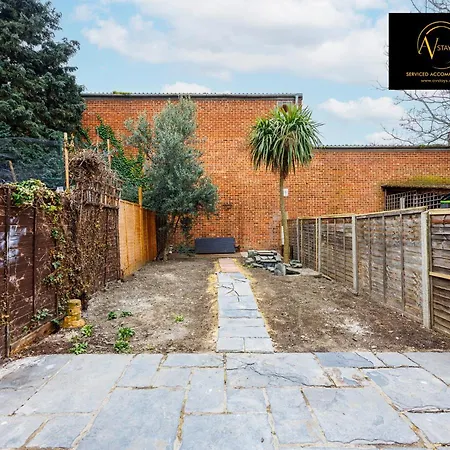 2 Bedroom House By Av Stays Short Lets Croydon With Free Wi-fi *