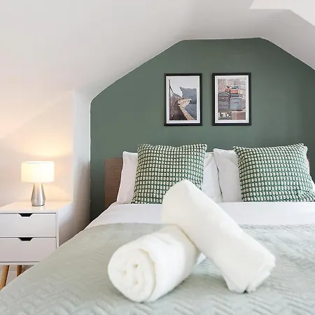 Luxury Chiswick 2 Bed Victorian Flat Apartment London
