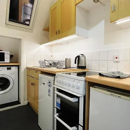 Apartment One-bedroom Flat In Village Cheam