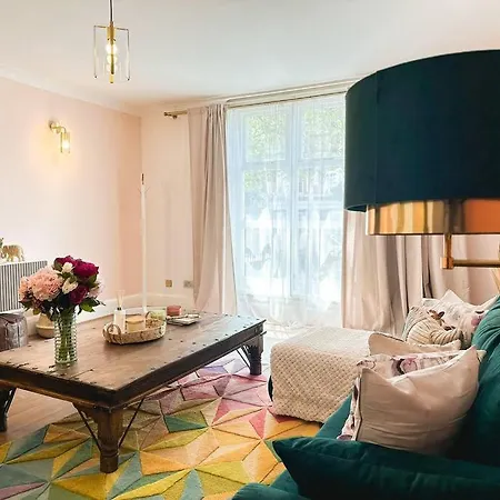 Charming Spacious 2br Flat Near Station Parking Apartamento *
