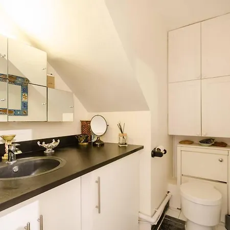 Leeward Gardens With Ensuite Homestay London