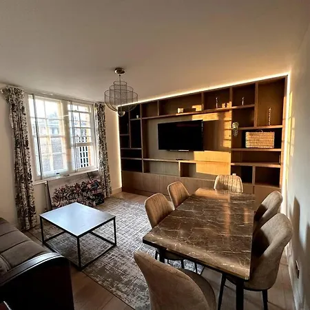 Charming Chelsea Two Bedroom Next To Kings Road! Apartment