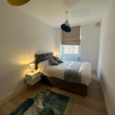 Apartment Charming Chelsea Two Bedroom Next To Kings Road! London