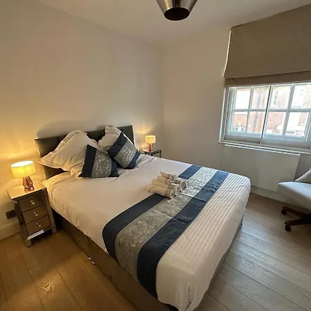 Charming Chelsea Two Bedroom Next To Kings Road! Apartment London