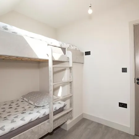 Luxury Spacious Modern New -fully Equipped Apartment London
