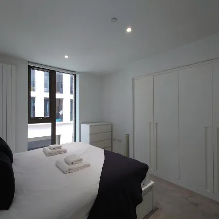 Fully Serviced One Bed In Royal Wharf Apartment *