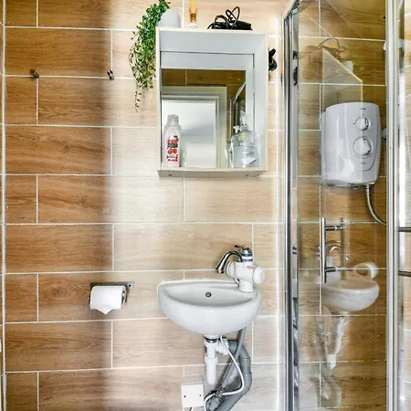 Apartment Chapel Market, Studio In Angel- Sleeps Upto 3 London