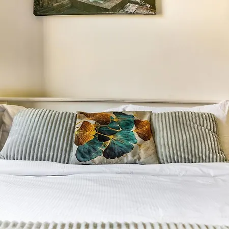 Chapel Market, Studio In Angel- Sleeps Upto 3 *