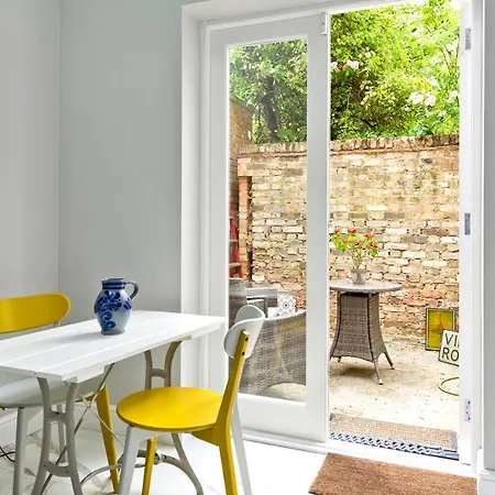 Charming With Patio Close To Wimbledon Park By Underthedoormat Guest house New Malden
