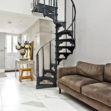 Charming With Patio Close To Wimbledon Park By Underthedoormat