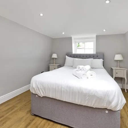 Charming With Patio Close To Wimbledon Park By Underthedoormat Guest house