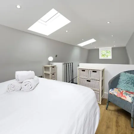 Guest house Charming With Patio Close To Wimbledon Park By Underthedoormat New Malden