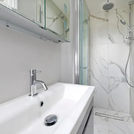 Guest house Charming With Patio Close To Wimbledon Park By Underthedoormat