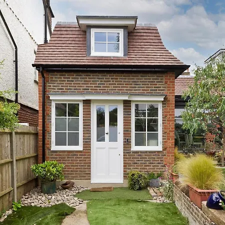 Charming With Patio Close To Wimbledon Park By Underthedoormat