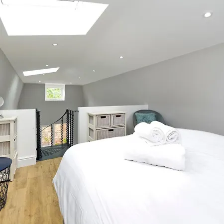 Charming With Patio Close To Wimbledon Park By Underthedoormat