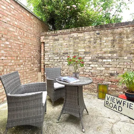 Charming With Patio Close To Wimbledon Park By Underthedoormat