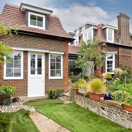 Guest house Charming With Patio Close To Wimbledon Park By Underthedoormat