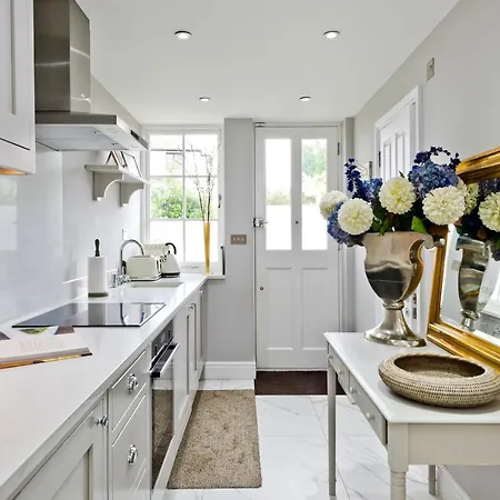 Charming With Patio Close To Wimbledon Park By Underthedoormat Guest house *