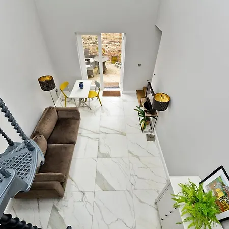 Guest house Charming With Patio Close To Wimbledon Park By Underthedoormat *