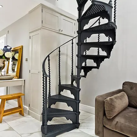 Charming With Patio Close To Wimbledon Park By Underthedoormat Guest house *