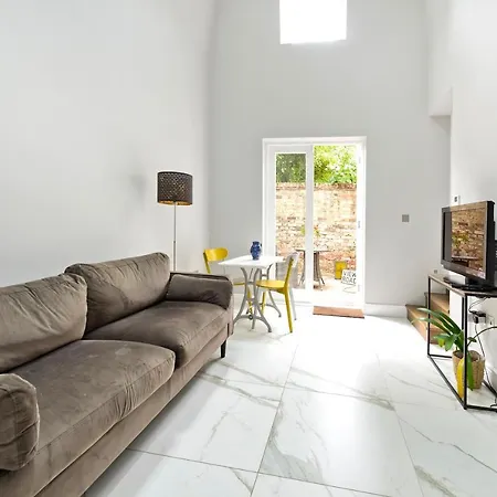 Charming With Patio Close To Wimbledon Park By Underthedoormat Guest house