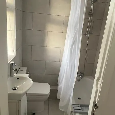 2 Bed Flat With Balcony, Tv & Great Transport