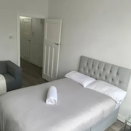 Apartment 2 Bed Flat With Balcony, Tv & Great Transport