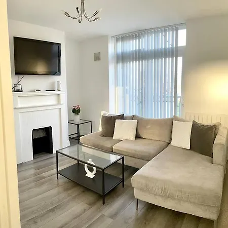 2 Bed Flat With Balcony, Tv & Great Transport