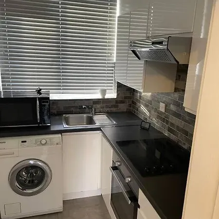 2 Bed Flat With Balcony, Tv & Great Transport Apartment *